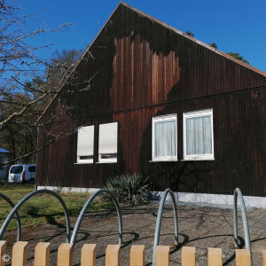 Gemeindehaus seitlich Fahrradständer